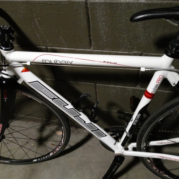 2009 Fuji Roubaix Pro Road Bike -52m European performance race bike- - Picture 4 of 7